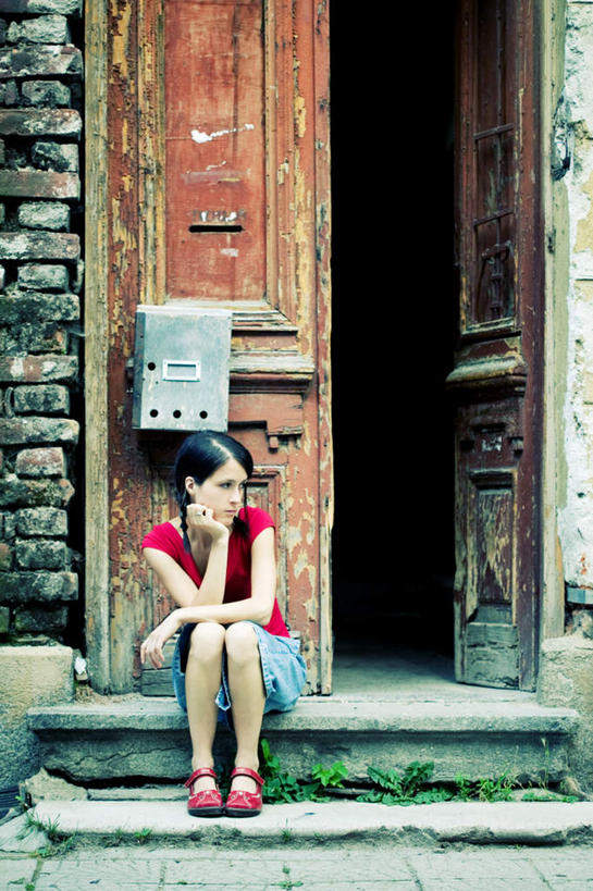 西方人,手,一个人,坐,竖图,室内,白天,正面,楼梯,门,欧洲,欧洲人,仅一个年轻女性,仅一个女性,仅一个人,撑,阴影,服装,反射,影子,阶梯,墙,托腮,注视,休闲装,墙壁,墙面,台阶,衣服,信箱,门框,观察,看,托,休闲,手部,休闲服,服饰,观看,察看,关注,托下巴,年轻女性,女人,女性,白种人,坐着,半身,彩图