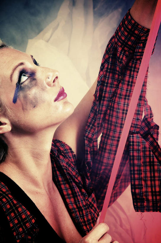 西方人,手,一个人,站,竖图,室内,白天,侧面,衬衫,欧洲,欧洲人,仅一个年轻女性,仅一个女性,仅一个人,握,阴影,反射,影子,拿,拿着,注视,裸露,观察,看,站着,晕染,手部,握着,观看,察看,关注,裸,年轻女性,女人,女性,白种人,抬头,仰头,站立,半身,彩图,衬衣