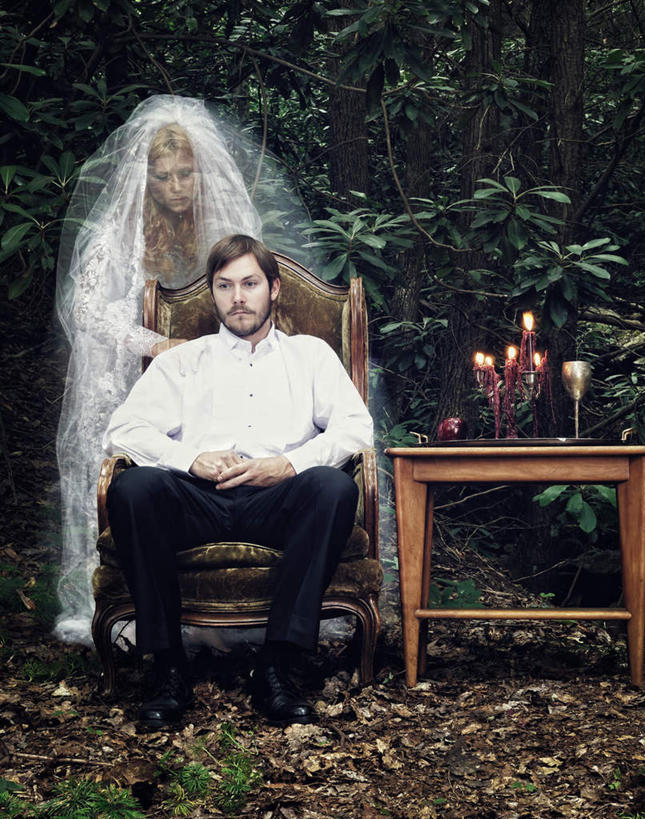 西方人,两个人,夫妻,坐,摸,竖图,室外,白天,正面,婚纱,爱情,桌面,桌子,苹果,蜡烛,欧洲,欧洲人,抚摸,握,阴影,光线,木制,影子,浪漫,拿,拿着,阳光,酒杯,木制品,恩爱,握着,恋人,猪头,烛炬,男人,男性,年轻男性,年轻女性,女人,女性,白种人,夫妇,情侣,触摸,接触,坐着,彩图,全身,婚礼服,礼服,伴侣