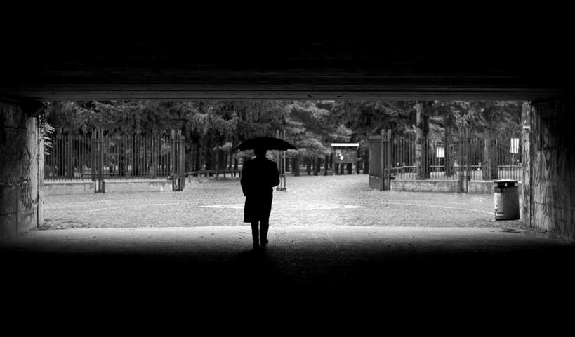 西方人,一个人,栏杆,走,举,横图,黑白,室外,白天,草地,草坪,植物,欧洲,欧洲人,仅一个男性,仅一个人,仅一个中年男性,撑开,握,阴影,服装,环保,光线,伞,影子,雨伞,栅栏,遮阳伞,篱笆,围栏,垃圾桶,背光,拿,拿着,休闲装,阳伞,护栏,草,树,树木,背面,衣服,绿色,阳光,自然,容器,打开,托,休闲,休闲服,握着,服饰,生长,能源,成长,储藏,垃圾箱,回收,资源,开启,储存,逆光,利用,低碳,循环,单手抄兜,单手放兜,持续,男人,男性,中年男性,白种人,步行,插兜,举起,举手,举着,散步,手插兜,手放口袋,向上举,向上伸,向上托,走路,全身,贮存,手抄兜