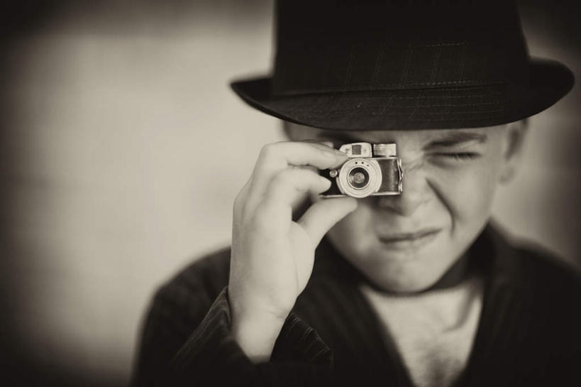 西方人,儿童,一个人,横图,室内,特写,白天,正面,帽子,欧洲,欧洲人,仅一个男性,仅一个人,握,朦胧,模糊,拿,拿着,小孩,拍照,遮阳帽,仅一个小孩,握着,照像,男孩,男人,男性,白种人,孩子,半身,彩图,照相,男生