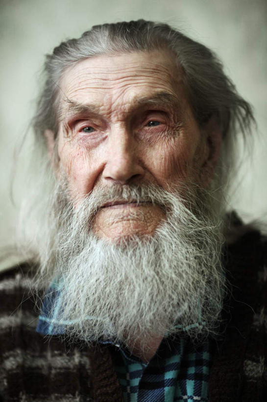 西方人,脸,头,脸颊,胡须,一个人,竖图,室内,特写,白天,正面,欧洲,欧洲人,仅一个男性,仅一个人,服装,朦胧,模糊,休闲装,衣服,仅一个老年男性,休闲,休闲服,服饰,髯毛,老年男性,男人,男性,白种人,头部,脸部,脸蛋,面部,半身,彩图