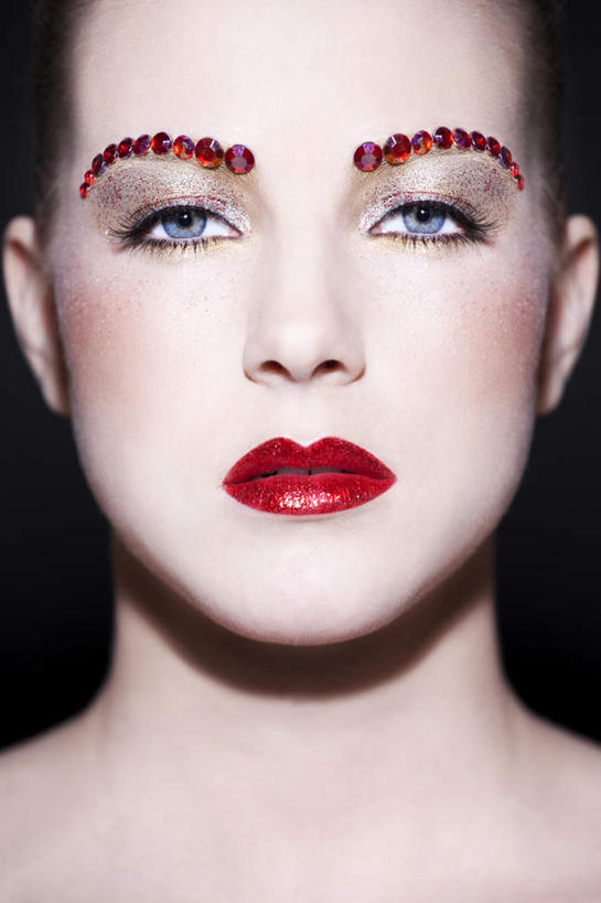 西方人,脸,头,眼睛,脸颊,眉毛,睫毛,一个人,竖图,室内,特写,白天,正面,化妆,美容,欧洲,欧洲人,瞳孔,仅一个年轻女性,仅一个女性,仅一个人,护肤,阴影,装饰,反射,影子,注视,蓝色,唇膏,口红,观察,看,保养,享受,休闲,放松,保健,眼部,观看,华丽,修饰,点缀,察看,关注,养颜,衬托,美观,雅致,雅观,亮粉,年轻女性,女人,女性,白种人,头部,睫,脸部,脸蛋,眉,面部,眼,眼睫毛,眼眉,半身,彩图,眼眉毛