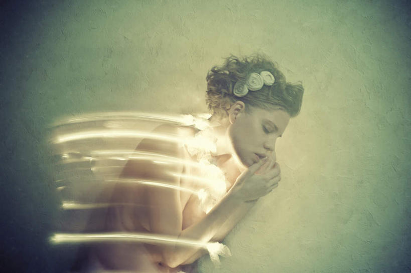 西方人,一个人,站,横图,室内,白天,侧面,数码,科技,欧洲,欧洲人,仅一个年轻女性,仅一个女性,仅一个人,阴影,灰色背景,梦幻,装饰,盛开,发光,光束,网络,光亮,高光,几何,计算机图形,合成,花蕾,裸露,花,花瓣,花朵,鲜花,花苞,花蕊,站着,摄影,影棚,华丽,修饰,点缀,电脑合成图,数码合成图,未来,发亮,裸,憧憬,写实,具体,具象,衬托,美观,雅致,雅观,年轻女性,女人,女性,白种人,光环,站立,半身,彩图,影棚拍摄,拍摄