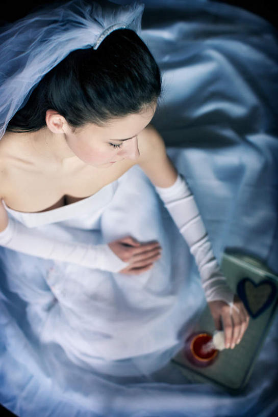 西方人,一个人,新娘,坐,竖图,俯视,室内,白天,婚纱,婚礼,快乐,欧洲,欧洲人,仅一个年轻女性,仅一个女性,仅一个人,头纱,庆祝,结婚,注视,低头,观察,看,喜庆,观看,纪念,察看,关注,年轻女性,女人,女性,白种人,坐着,半身,彩图,高角度拍摄,婚礼服,礼服,高兴