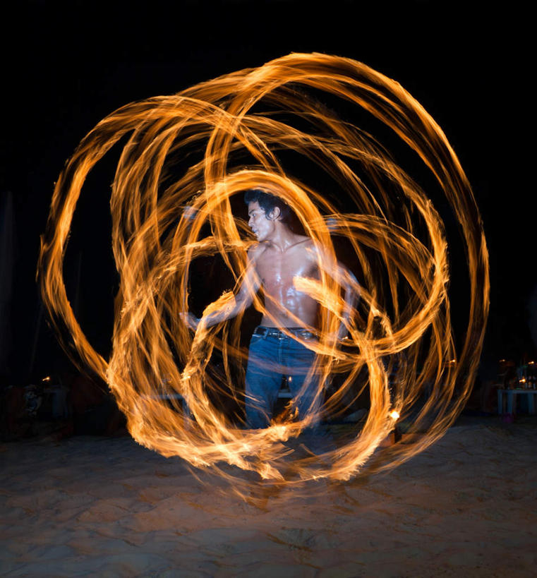 西方人,一个人,马戏团,竖图,室外,特写,夜晚,正面,欧洲,欧洲人,仅一个男性,仅一个人,表演,旋转,裸露,仅一个年轻男性,裸,男人,男性,年轻男性,白种人,彩图,全身