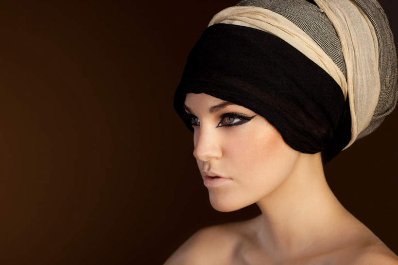 东方人,脸,头,脸颊,一个人,横图,室内,特写,白天,正面,化妆,美容,亚洲,仅一个年轻女性,仅一个女性,仅一个人,护肤,盘绕,红色背景,环绕,围绕,头巾,环抱,注视,黄种人,裸露,白色,黑色,灰色,观察,看,保养,享受,休闲,眼影,放松,保健,眼线,摄影,影棚,缭绕,观看,察看,关注,裸,养颜,年轻女性,女人,女性,亚洲人,头部,脸部,脸蛋,面部,半身,彩图,影棚拍摄,拍摄