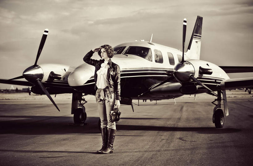 西方人,一个人,机场,站,横图,室外,白天,正面,制服,飞机,飞机场,欧洲,欧洲人,仅一个年轻女性,仅一个女性,仅一个人,阴影,光线,影子,注视,航空,衣服,阳光,交通工具,观察,看,站着,战争,空军,观看,军人,战斗机,察看,敬礼,军装,关注,载具,军服,轰炸机,军用机,军用战斗机,两架,还礼,军礼,年轻女性,女人,女性,白种人,航空站,空港,站立,彩图,全身