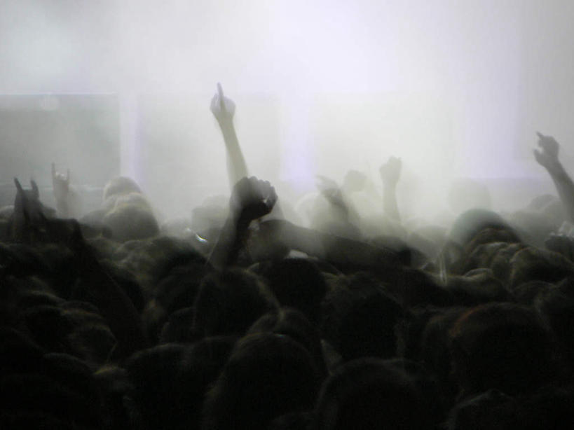 西方人,观众,舞台,举,横图,室外,白天,侧面,兴奋,欧洲,欧洲人,欢呼,朦胧,模糊,礼堂,许多人,鼓励,加油,托,一群人,打气,喝彩,鼓舞,喝采,会堂,男人,男性,女人,女性,中年男性,中年女性,白种人,观赏人员,举起,举手,举着,向上举,向上伸,向上托,半身,彩图,高兴,愉快