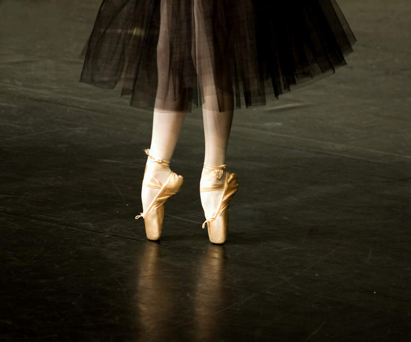 西方人,腿部,脚,脚趾,脚后跟,脚背,踝,腿,一个人,体育馆,健身房,运动场,横图,俯视,室内,特写,白天,裙子,跳舞,地板,欧洲,欧洲人,仅一个年轻女性,仅一个女性,仅一个人,地面,体育场,木地板,短裙,踮脚,舞姿,舞蹈房,运动馆,练功房,芭蕾舞裙,芭蕾裙,芭蕾舞,年轻女性,女人,女性,白种人,脚底,半身,彩图,高角度拍摄,舞蹈,健身馆