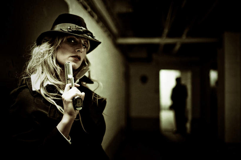 西方人,两个人,站,横图,室内,白天,侧面,帽子,欧洲,欧洲人,一把,一副,握,朦胧,模糊,墨镜,枪,眼镜,拿,拿着,太阳镜,太阳眼镜,站着,遮阳镜,握着,手枪,期待,等待,等候,监督,暗杀,监视,谋杀,一顶,守候,杀手,谋害,年轻女性,女人,女性,白种人,站立,半身,彩图