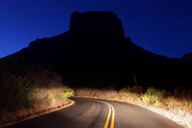 无人,公园,横图,室外,夜晚,正面,旅游,度假,草地,草坪,美景,山,山脉,植物,道路,路,公路,美国,阴影,曲折,弯曲,光线,影子,景观,山峰,灯光,分界线,停车线,交通,山峦,娱乐,草,绿色,自然,群山,享受,休闲,景色,放松,蜿蜒,车行道,车行道分界线,北美,北美洲,国家公园,自然风光,德克萨斯州,标线,美洲,德克萨斯,车行线,得州,德州,得克萨斯州,孤星之州,北亚美利加洲,亚美利加洲,大本德国家公园,马路,彩图,美利坚合众国