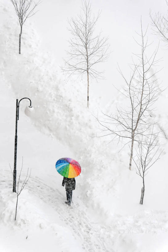西方人,一个人,走,竖图,彩色,室外,白天,美景,山,雪,雪山,植物,大雪,路灯,照明,欧洲,欧洲人,仅一个年轻女性,仅一个女性,仅一个人,撑,服装,伞,雨伞,遮阳伞,冰,积雪,景观,山峰,雪景,冬季,冬天,灯光,枝条,山峦,休闲装,阳伞,灯,树,树木,树枝,背面,衣服,绿色,自然,休闲,休闲服,景色,寒冷,服饰,生长,成长,五颜六色,照亮,色彩斑斓,冰冷,撑着,太阳伞,照明设备,自然风光,五彩缤纷,严寒,五彩斑斓,冰凉,酷寒,凛冽,凛凛,极冷,虬枝,枝杈,五光十色,年轻女性,女人,女性,白种人,步行,散步,走路,彩图,全身