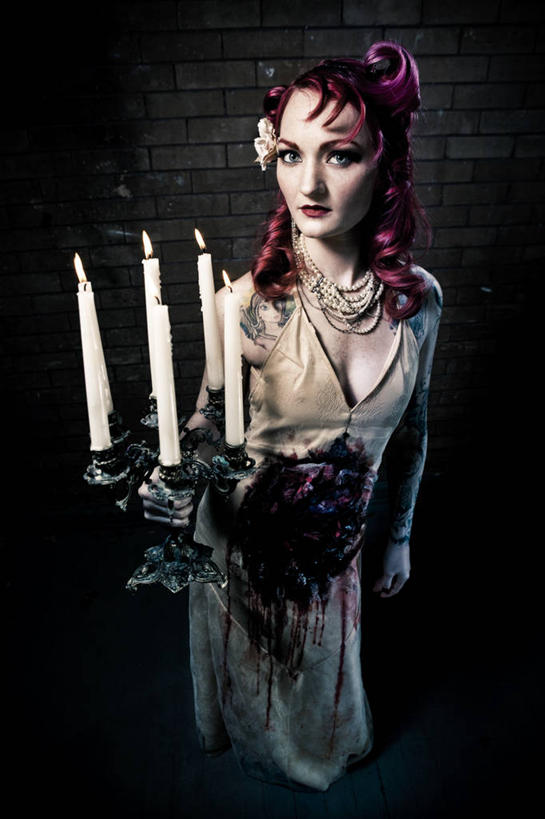 西方人,一个人,新娘,站,竖图,室内,白天,正面,婚礼,快乐,蜡烛,欧洲,欧洲人,仅一个年轻女性,仅一个女性,仅一个人,握,阴影,黑色背景,服装,庆祝,装饰,盛开,光线,火焰,影子,烛光,结婚,燃烧,花蕾,注视,花,花瓣,花朵,鲜花,衣服,花苞,花蕊,点燃,观察,看,站着,喜庆,血液,握着,摄影,服饰,影棚,观看,纪念,华丽,修饰,点缀,察看,恐怖,衣着,僵尸,穿着,关注,可怕,衬托,美观,雅致,雅观,可骇,衣饰,年轻女性,女人,女性,白种人,站立,半身,彩图,影棚拍摄,高兴,拍摄