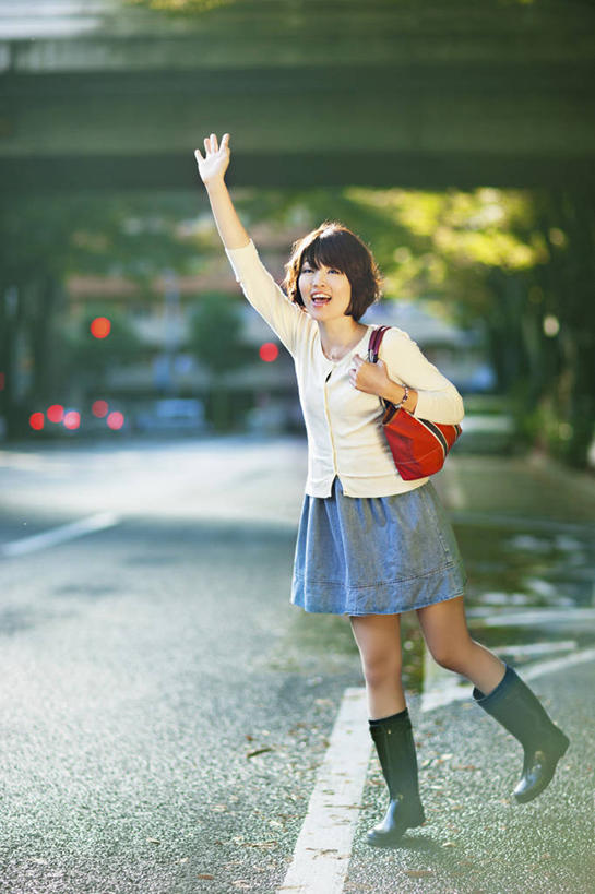 东方人,一个人,举,竖图,室外,白天,正面,裙子,草地,草坪,树林,植物,亚洲,仅一个女性,仅一个人,阴影,服装,朦胧,模糊,光线,包,书包,影子,注视,休闲装,黄种人,草,树,树木,一个,衣服,绿色,阳光,自然,背包,观察,看,托,仅一个中年女性,休闲,休闲服,短裙,服饰,生长,单个,成长,观看,半身裙,百褶裙,单肩包,察看,关注,拦截,女人,女性,中年女性,亚洲人,举起,举手,举着,向上举,向上伸,向上托,彩图,全身