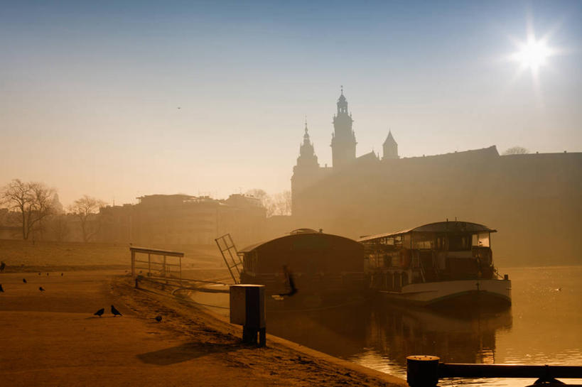 无人,家,木屋,教堂,码头,横图,室外,白天,正面,旅游,度假,日出,河流,名胜古迹,水,太阳,雾,标志建筑,地标,港口,建筑,轮船,船,欧洲,波兰,一艘,阴影,节日,朦胧,模糊,遗迹,光线,影子,河水,水流,朝霞,晨曦,黎明,古迹,文化,文物,娱乐,建设,古建筑,住宅,阳光,交通工具,祈祷,享受,休闲,健康,旅游胜地,放松,许愿,宗教,信仰,纪念,祈求,迷雾,基督教,天主教,载具,信念,古文明,中欧,波兰共和国,克拉科夫,瓦维尔大教堂,克拉科夫省,平安,朝阳,大雾,彩图,卯时,破晓,日始,摆渡口,埠头,大教堂,渡口,渡头,港湾,海港,货运码头,口岸,礼拜堂,茅舍,茅屋,棚屋,商港,小木屋,小屋