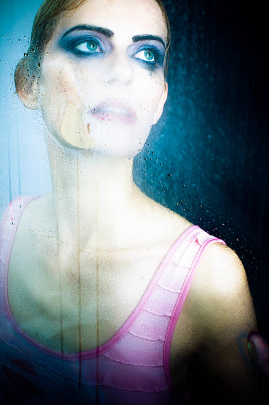 西方人,一个人,站,竖图,室内,白天,正面,失败,雾,窗户,落地窗,卫生间,浴室,欧洲,欧洲人,仅一个年轻女性,仅一个女性,仅一个人,沸腾,服装,沮丧,蒸汽,背心,水蒸气,扭头,注视,玻璃窗,衣服,观察,看,站着,转头,难受,无奈,服饰,观看,失望,悲伤,察看,伤心,难过,衣着,穿着,关注,失落,颓废,蒸发,挫败,受挫,落败,落空,错过,失足,失意,失策,失算,颓丧,衰颓,悲哀,懊丧,颓靡,气馁,丧气,衣饰,败北,挫折,失利,年轻女性,女人,女性,白种人,淋浴房,抬头,仰头,站立,半身,彩图,冲凉房,沐浴间,沐浴室