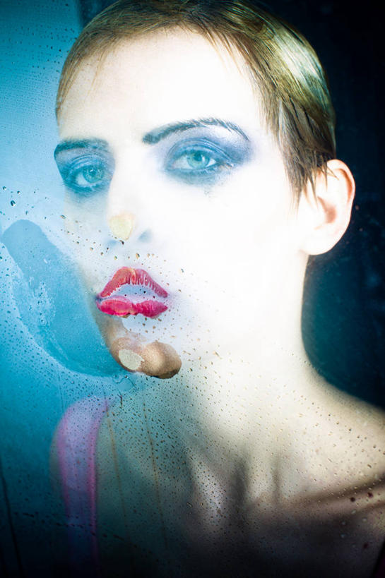 西方人,脸,头,嘴,脸颊,头发,一个人,站,吻,竖图,俯视,室内,特写,白天,化妆,美容,失败,窗户,卫生间,浴室,欧洲,欧洲人,仅一个年轻女性,仅一个女性,仅一个人,护肤,服装,沮丧,背心,扭头,注视,肩膀,玻璃窗,衣服,彩妆,嘟嘴,观察,看,站着,转头,保养,享受,休闲,难受,金色,撅嘴,眼影,放松,无奈,保健,服饰,观看,失望,悲伤,察看,伤心,难过,衣着,穿着,关注,失落,养颜,颓废,挫败,受挫,落败,落空,错过,失足,失意,失策,失算,颓丧,衰颓,悲哀,懊丧,颓靡,气馁,丧气,衣饰,败北,挫折,失利,年轻女性,女人,女性,白种人,头部,脸部,脸蛋,面部,嘴巴,嘴唇,淋浴房,亲,亲吻,抬头,仰头,站立,半身,彩图,高角度拍摄,冲凉房,沐浴间,沐浴室