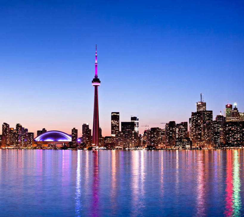 无人,高楼大厦,横图,全景,室外,夜晚,正面,旅游,度假,湖,湖泊,水,天际线,标志建筑,大厦,地标,建筑,摩天大楼,夜景,加拿大,阴影,光线,影子,湖面,水流,水面,塔,灯光,娱乐,建设,倒影,湖水,享受,休闲,旅游胜地,放松,倒映,北美,北美洲,美洲,电视塔,多伦多,省会,北亚美利加洲,亚美利加洲,加拿大多伦多电视塔,加拿大国家电视塔,CN电视塔,安大略省,安省,北方好莱坞,多伦多市,西恩塔,反照,安大略湖,北美洲五大湖,五大湖,彩图,大楼,高层建筑,高楼,摩天楼