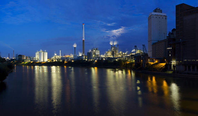 无人,工厂,高楼大厦,横图,全景,室外,夜晚,正面,度假,河流,美景,水,天际线,城市风光,城市,大厦,建筑,摩天大楼,夜景,德国,欧洲,阴影,光线,影子,河水,景观,水流,灯光,娱乐,倒影,天空,天,享受,休闲,炼油厂,景色,放松,倒映,西欧,德意志联邦共和国,反照,莱茵河,北莱茵.威斯特法伦州,彩图,大楼,高层建筑,高楼,工地,摩天楼,制造厂,克雷费尔德,丝绸之城