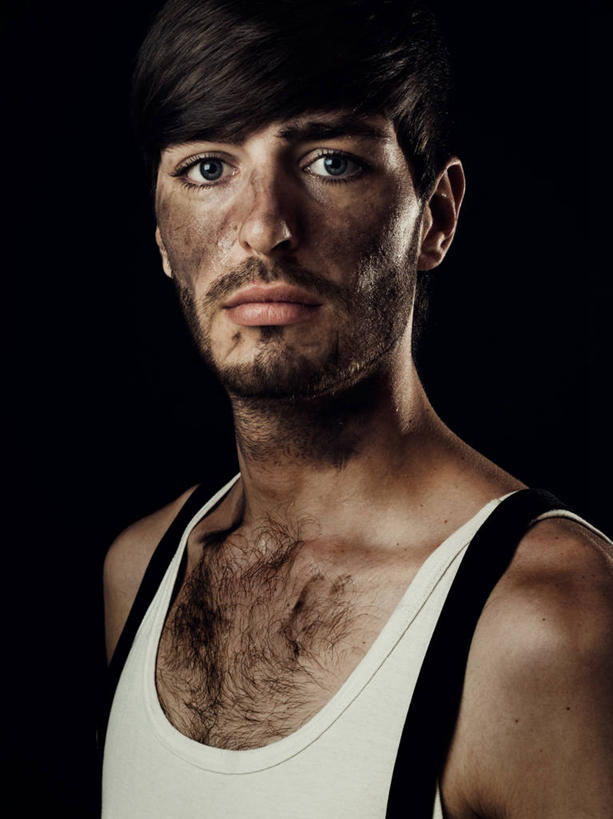 西方人,胡须,一个人,站,笑,微笑,竖图,室内,白天,正面,欧洲,欧洲人,仅一个男性,仅一个人,阴影,黑色背景,服装,反射,背心,影子,注视,仅一个年轻男性,衣服,黑色,观察,看,站着,摄影,服饰,影棚,观看,察看,毛发,衣着,体毛,穿着,关注,胸毛,衣饰,男人,男性,年轻男性,白种人,胡子,络腮胡,站立,半身,彩图,影棚拍摄,拍摄