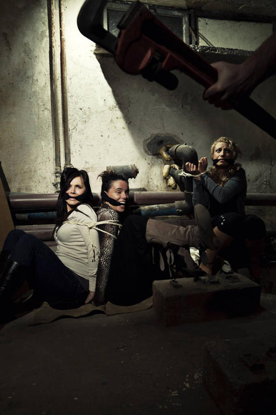 西方人,四个人,站,坐,蹲,竖图,室内,白天,正面,安全,地毯,欧洲,欧洲人,握,阴影,服装,装饰,编织,反射,工具,影子,手工艺品,墙,织物,扭头,依靠,注视,休闲装,墙壁,墙面,衣服,灰色,绳子,工艺品,观察,看,倚靠,站着,转头,背靠背,休闲,休闲服,背对背,握着,服饰,观看,扳手,捆绑,绳索,华丽,修饰,点缀,察看,罪犯,关注,衬托,美观,雅致,雅观,扳头,绑缚,人质,信任,男人,男性,年轻男性,年轻女性,女人,女性,白种人,蹲着,站立,坐着,半身,彩图