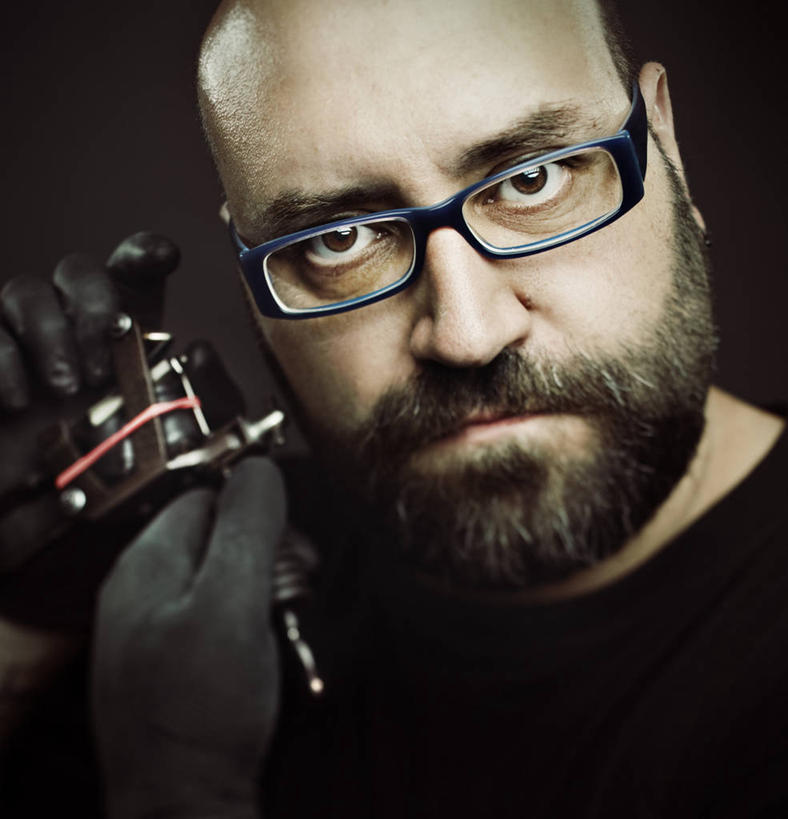 西方人,脸,头,脸颊,胡须,头发,一个人,站,举,竖图,室内,特写,白天,正面,时尚,安全,机器,金属制品,欧洲,欧洲人,仅一个男性,仅一个人,仅一个中年男性,握,黑色背景,服装,金属,工具,器材,眼镜,防护,拿,拿着,扭头,注视,休闲装,文化,纹身,肩膀,衣服,手套,观察,看,托,站着,转头,休闲,休闲服,机械,个性,握着,摄影,服饰,信仰,影棚,观看,保护,察看,医疗设备,关注,刺青,追求,医疗器械,保险,近视眼镜,想象,文身,勇气,崇拜,张扬,保全,周全,安稳,安定,防护手套,平安,男人,男性,中年男性,白种人,头部,胡子,络腮胡,脸部,脸蛋,面部,举起,举手,举着,向上举,向上伸,向上托,站立,半身,彩图,影棚拍摄,拍摄,纹身枪,短发