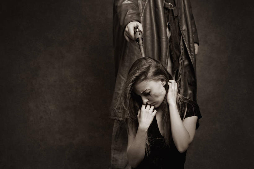 西方人,两个人,站,坐,横图,室内,白天,正面,竞争,欧洲,欧洲人,对抗,握,阴影,服装,冲突,反射,枪支,影子,墙,扭头,注视,休闲装,破坏,墙壁,墙面,一个,衣服,灰色,观察,看,站着,转头,休闲,休闲服,武器,战争,搭,握着,服饰,手枪,单个,观看,损坏,察看,攻击,威胁,罪犯,搭着,对立,关注,矛盾,兵器,防御,枪械,弹夹,敌对,挫败,斗争,抗拒,抗衡,杀伤,威慑,人质,子弹夹,危险,男人,男性,年轻男性,年轻女性,女人,女性,白种人,站立,坐着,半身,彩图