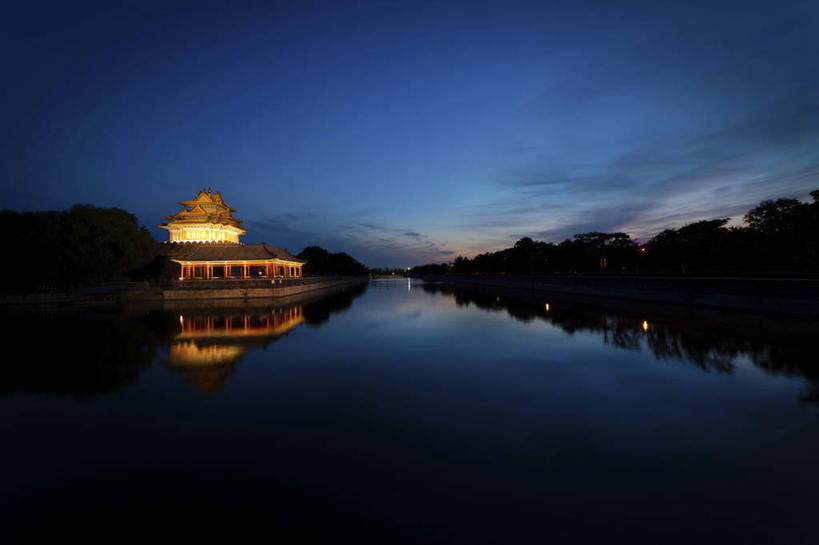 无人,家,故宫,宫殿,横图,室外,夜晚,正面,旅游,度假,河流,名胜古迹,树林,水,植物,标志建筑,地标,建筑,夜景,北京,中国,亚洲,阴影,遗迹,光线,影子,房屋,屋子,河水,水流,灯光,首都,古迹,文物,娱乐,建设,古建筑,楼房,住宅,树,树木,绿色,自然,紫禁城,享受,休闲,旅游胜地,放松,生长,成长,权利,古文明,东亚,中华人民共和国,北京市,京,北平,华北地区,北京故宫博物院,彩图,房子