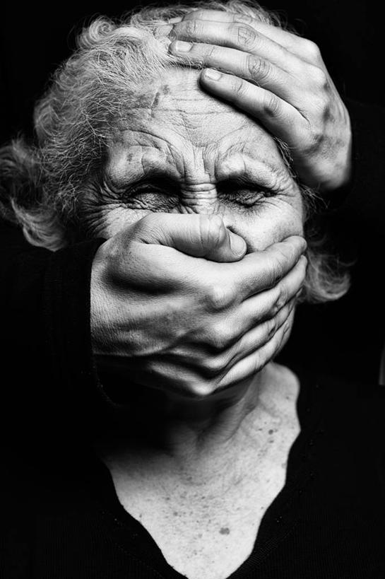 西方人,脸,头,脸颊,脖子,手,两个人,站,竖图,黑白,室内,特写,白天,正面,欧洲,欧洲人,双手,阴影,黑色背景,服装,反射,影子,注视,休闲装,肩膀,衣服,黑色,观察,看,站着,休闲,手部,休闲服,搭,遮,遮掩,摄影,服饰,影棚,观看,察看,掩盖,遮挡,罪犯,搭着,关注,遮盖,掩饰,人质,老年男性,老年女性,男人,男性,女人,女性,白种人,头部,脖,颈,颈部,脸部,脸蛋,面部,站立,半身,影棚拍摄,拍摄