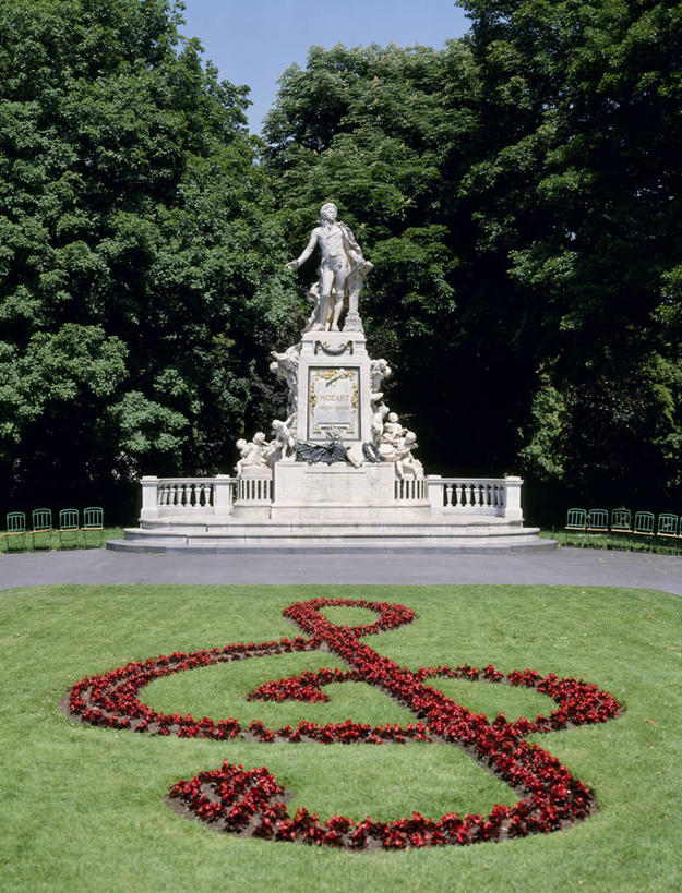 西方人,一个人,无人,站,竖图,室外,白天,正面,旅游,度假,草地,草坪,美景,植物,雕塑,奥地利,欧洲,维也纳,欧洲人,仅一个男性,仅一个人,仅一个中年男性,阴影,艺术,装饰,盛开,光线,雕刻,雕像,影子,景观,首都,音乐,花蕾,娱乐,草,花,花瓣,花朵,鲜花,树,树木,蓝色,绿色,蓝天,天空,阳光,自然,工艺品,天,花苞,花蕊,站着,享受,休闲,景色,放松,生长,晴朗,成长,纪念,美术,节拍,自然风光,主题,乐符,音符,陈列,中欧,万里无云,一尊,莫扎特,符头,符干,符尾,乐章,功能,美学,奥地利共和国,沃尔夫冈.阿玛多伊斯.莫扎特,男人,男性,中年男性,白种人,晴空,晴空万里,作曲家,站立,彩图,全身