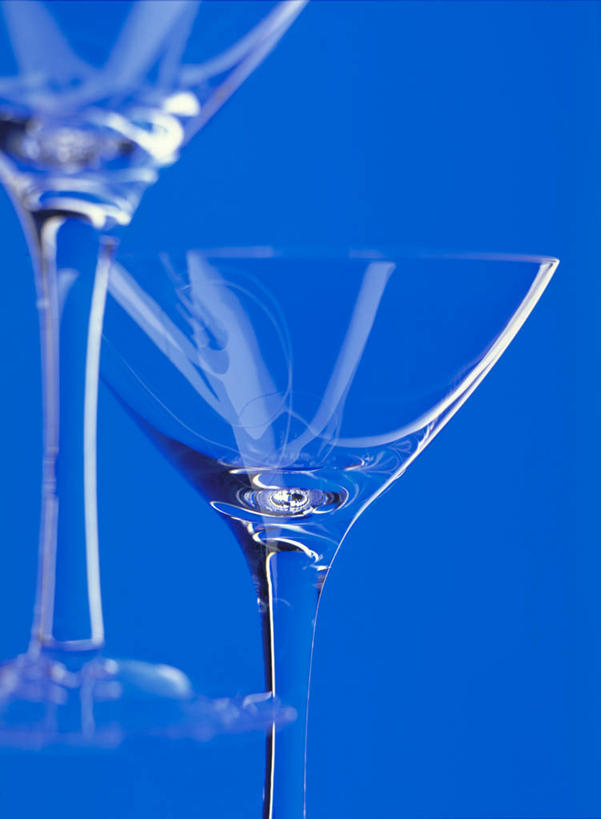 无人,竖图,室内,特写,白天,正面,静物,杯子,阴影,蓝色背景,反射,高脚杯,影子,玻璃制品,两个,酒杯,摄影,影棚,鸡尾酒杯,玻璃杯,彩图,影棚拍摄,拍摄