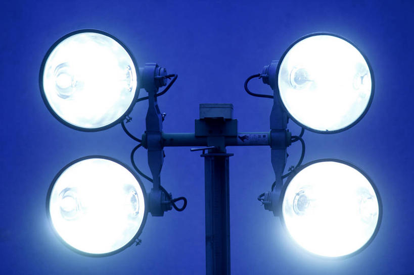 无人,横图,室外,特写,夜晚,仰视,路灯,照明,阴影,朦胧,模糊,光线,影子,灯光,灯,蓝色,蓝天,天空,天,照亮,照明设备,彩图,低角度拍摄,四盏