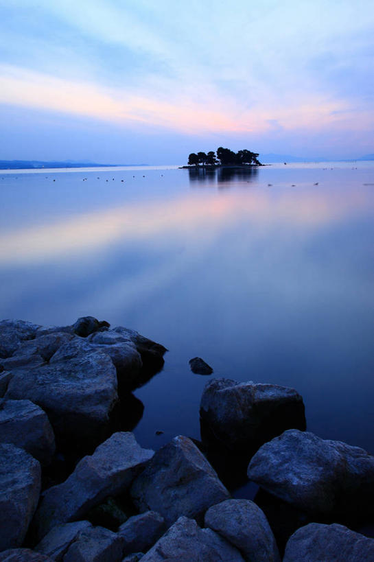 无人,竖图,室外,白天,正面,旅游,度假,岛屿,湖,湖泊,石头,美景,日落,水,日本,亚洲,阴影,光线,石子,影子,岛,湖面,景观,水流,水面,晚霞,霞光,落日,娱乐,阳光,自然,黄昏,湖水,享受,休闲,景色,彩霞,放松,松江,自然风光,东亚,本州,本州岛,日本国,中国地方,县厅,岛根,岛根县,夕照,薄暮,列岛,群岛,石块,岩石,诸岛,夕阳,彩图,傍晚,松江市,宍道湖,斜阳