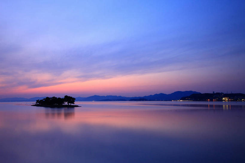 无人,横图,室外,白天,正面,旅游,度假,岛屿,湖,湖泊,美景,日落,山,山脉,树林,水,植物,日本,亚洲,岛,湖面,景观,山峰,水流,水面,晚霞,霞光,落日,山峦,背光,娱乐,树,树木,绿色,自然,黄昏,湖水,群山,享受,休闲,景色,彩霞,放松,生长,成长,松江,自然风光,逆光,东亚,本州,本州岛,日本国,中国地方,县厅,岛根,岛根县,夕照,薄暮,列岛,群岛,诸岛,夕阳,彩图,傍晚,松江市,宍道湖,斜阳