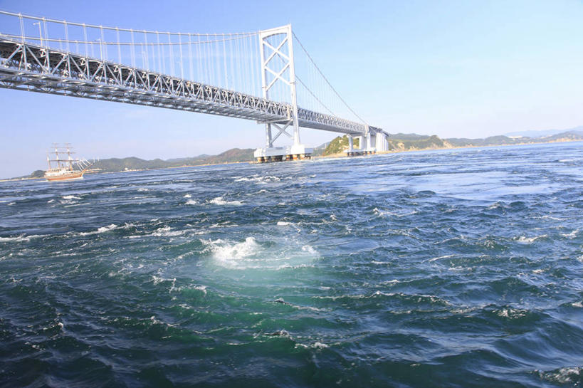无人,横图,室外,白天,正面,旅游,度假,海浪,海洋,山,山脉,标志建筑,大桥,地标,建筑,立交桥,桥梁,日本,亚洲,阴影,光线,影子,浪花,山峰,高架,斜拉桥,桥,山峦,娱乐,建设,蓝色,蓝天,天空,阳光,海水,群山,天,享受,休闲,旅游胜地,放松,晴朗,海景,东亚,万里无云,德岛县,日本国,四国地方,四国,四国岛,徳岛,大海,风浪,海,海水的波动,近岸浪,涌浪,晴空,晴空万里,彩图