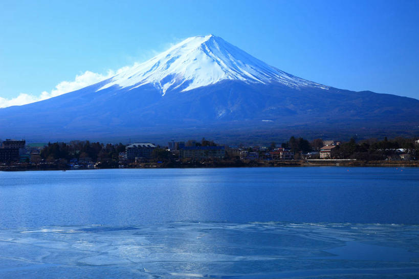 无人,横图,室外,白天,正面,旅游,度假,湖,湖泊,火山,美景,山,树林,水,雪,雪山,植物,大雪,富士山,日本,亚洲,阴影,光线,影子,冰,湖面,积雪,景观,山峰,水流,水面,雪景,冬季,冬天,山峦,娱乐,树,树木,蓝色,绿色,倒影,蓝天,天空,阳光,自然,湖水,天,享受,休闲,景色,放松,寒冷,生长,晴朗,成长,冰冷,倒映,自然风光,东亚,本州,万里无云,本州岛,日本国,中部地方,山梨,山梨县,严寒,冰凉,酷寒,凛冽,凛凛,极冷,富士五湖,反照,活火山,晴空,晴空万里,彩图,河口湖,南都留郡,富士河口湖町