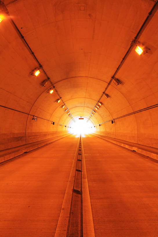 无人,竖图,室内,白天,正面,消失点,道路,路,公路,照明,阴影,光线,隧道,影子,灯光,分界线,停车线,交通,吊灯,灯,灯具,橙色,车行道,车行道分界线,照亮,照明设备,地道,标线,车行线,马路,彩图,没影点,灭点