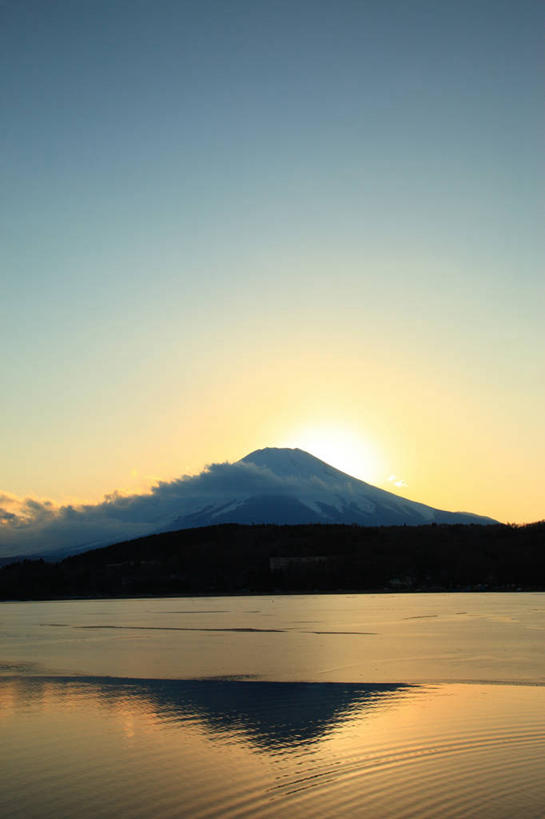 无人,竖图,室外,白天,正面,旅游,度假,湖,湖泊,火山,美景,日落,山,树林,水,雪,雪山,植物,大雪,富士山,日本,亚洲,冰,湖面,积雪,景观,山峰,水流,水面,晚霞,霞光,雪景,冬季,冬天,落日,山峦,背光,娱乐,树,树木,蓝色,绿色,倒影,蓝天,天空,自然,黄昏,湖水,天,享受,休闲,景色,彩霞,放松,寒冷,生长,晴朗,成长,淡水湖,冰冷,倒映,自然风光,逆光,东亚,本州,万里无云,本州岛,日本国,中部地方,山梨,山梨县,严寒,冰凉,酷寒,凛冽,凛凛,极冷,富士五湖,山中湖,夕照,反照,薄暮,活火山,晴空,晴空万里,夕阳,彩图,傍晚,南都留郡,斜阳,富士河口湖町