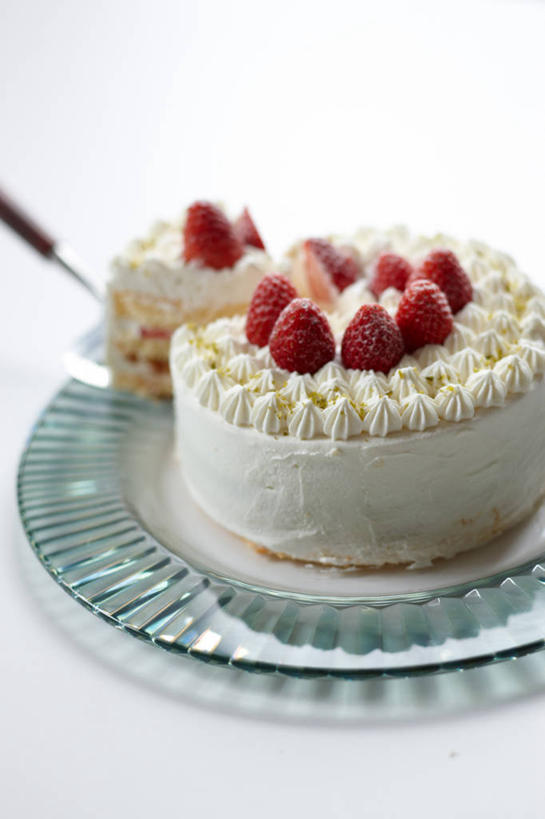 点心,无人,竖图,俯视,室内,特写,白天,白色背景,下午茶,餐桌,桌子,草莓,浆果,餐具,水果,玻璃,许多,阴影,朦胧,模糊,新鲜,反射,碟子,工具,盘,影子,生食,食品,果实,刀具,很多,玻璃制品,食物,糕点,一个,红色,盘子,碟,刀,草莓蛋糕,摄影,有机食品,绿色食品,影棚,单个,餐台,餐刀,洋莓,水果皇后,红莓,地莓,彩图,高角度拍摄,影棚拍摄,拍摄,蛋糕