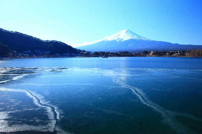 无人,横图,室外,白天,正面,旅游,度假,湖,湖泊,火山,美景,山,树林,水,雪,雪山,植物,大雪,富士山,日本,亚洲,阴影,光线,影子,冰,湖面,积雪,景观,山峰,水流,水面,雪景,冬季,冬天,山峦,娱乐,树,树木,蓝色,绿色,倒影,蓝天,天空,阳光,自然,湖水,天,享受,休闲,景色,放松,寒冷,生长,晴朗,成长,冰冷,倒映,自然风光,东亚,本州,万里无云,本州岛,日本国,中部地方,山梨,山梨县,严寒,冰凉,酷寒,凛冽,凛凛,极冷,富士五湖,反照,活火山,晴空,晴空万里,彩图,河口湖,南都留郡,富士河口湖町