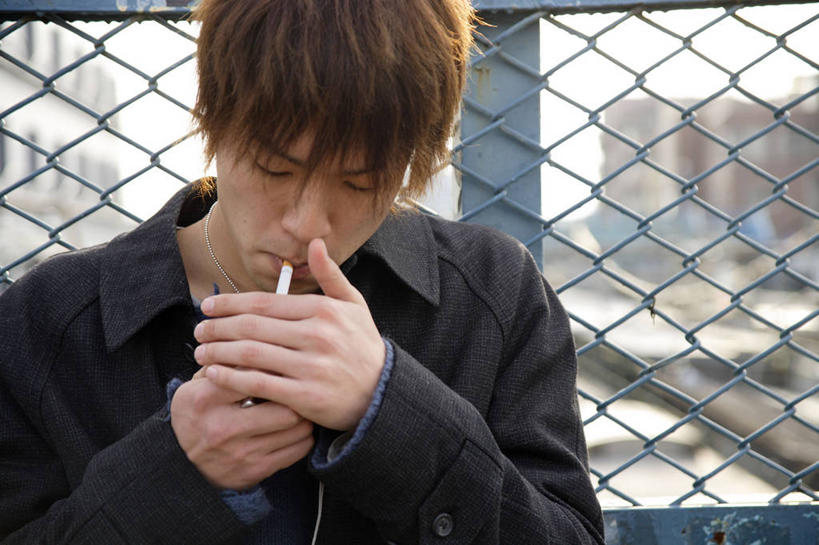 东方人,一个人,栏杆,站,吸烟,横图,室外,白天,正面,香烟,亚洲,仅一个男性,仅一个人,握,阴影,服装,朦胧,模糊,光线,影子,栅栏,篱笆,围栏,铁丝网,拿,拿着,注视,休闲装,黄种人,护栏,仅一个年轻男性,衣服,阳光,低头,观察,看,站着,休闲,休闲服,打火机,烟,握着,服饰,观看,察看,关注,垂头,铁蒺藜,取火装置,小型取火装置,男人,男性,年轻男性,亚洲人,卷烟,烟草,纸烟,抽烟,站立,半身,彩图