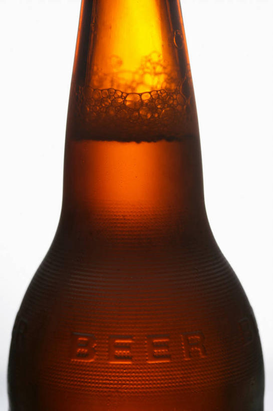 啤酒,无人,竖图,室内,特写,白天,白色背景,正面,英文,标志,文字,字符,字母,褐色,酒类,标识,玻璃制品,酒,酒瓶,饮料,一个,玻璃瓶,瓶子,啤酒瓶,摄影,影棚,单个,英文字母,彩图,影棚拍摄,拍摄