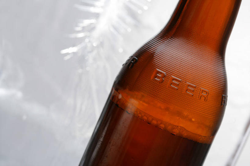 啤酒,无人,横图,室内,特写,白天,白色背景,正面,英文,标志,文字,字符,字母,褐色,酒类,标识,玻璃制品,酒,酒瓶,饮料,一个,玻璃瓶,瓶子,啤酒瓶,摄影,影棚,单个,英文字母,彩图,影棚拍摄,拍摄