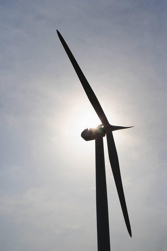 无人,竖图,室外,白天,仰视,农业,风能,风力发电机,风车,阴影,环保,电力,光线,影子,云,云朵,云彩,设备,蓝色,白云,蓝天,天空,阳光,天,发电,机械,工业,能源,晴朗,资源,风力机,利用,低碳,风力发电,风力涡轮机,晴空,彩图,低角度拍摄