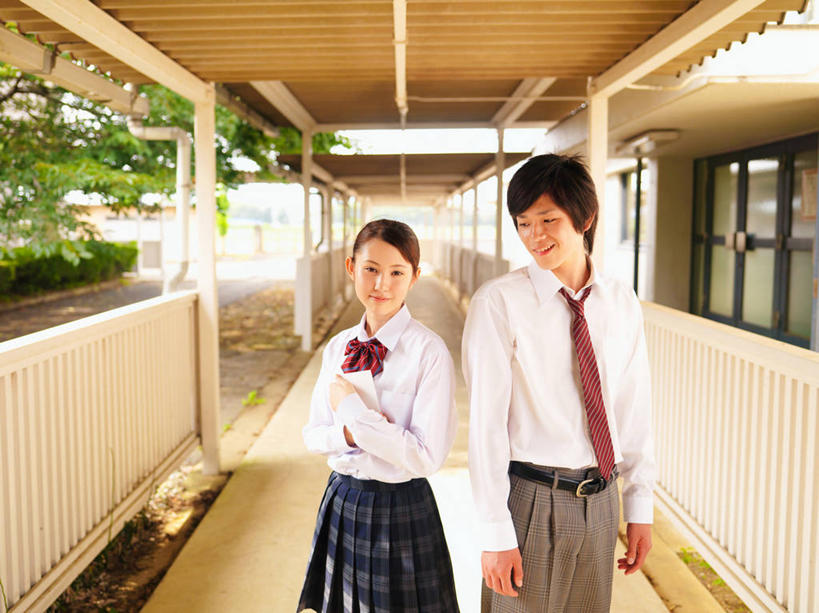 东方人,两个人,伙伴,朋友,学校,教学楼,站,笑,双手交叉,微笑,横图,室外,白天,正面,衬衫,裙子,制服,爱情,友谊,植物,亚洲,阴影,服装,传递,光线,信息,领结,影子,走道,走廊,过道,领带,浪漫,联系,扭头,注视,黄种人,腰带,校园,树,树木,绿色,阳光,自然,观察,看,站着,转头,教室,同学,校服,联络,短裙,通信,生长,成长,观看,皮带,半身裙,百褶裙,察看,双手抱胸,校友,关注,配饰,情书,学生服,同窗,学友,裤带,友情,男人,男性,年轻男性,年轻女性,女人,女性,亚洲人,站立,半身,彩图,衬衣,教学大楼,日本校服