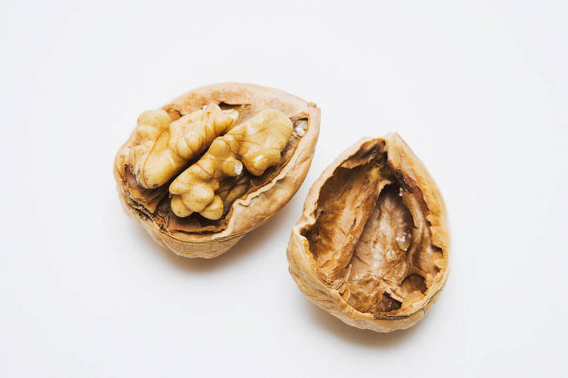 无人,横图,俯视,室内,特写,白天,白色背景,餐桌,桌子,阴影,反射,影子,核桃,坚果,果实,两个,干果,剥开,摄影,影棚,餐台,胡桃,羌桃,彩图,高角度拍摄,影棚拍摄,拍摄