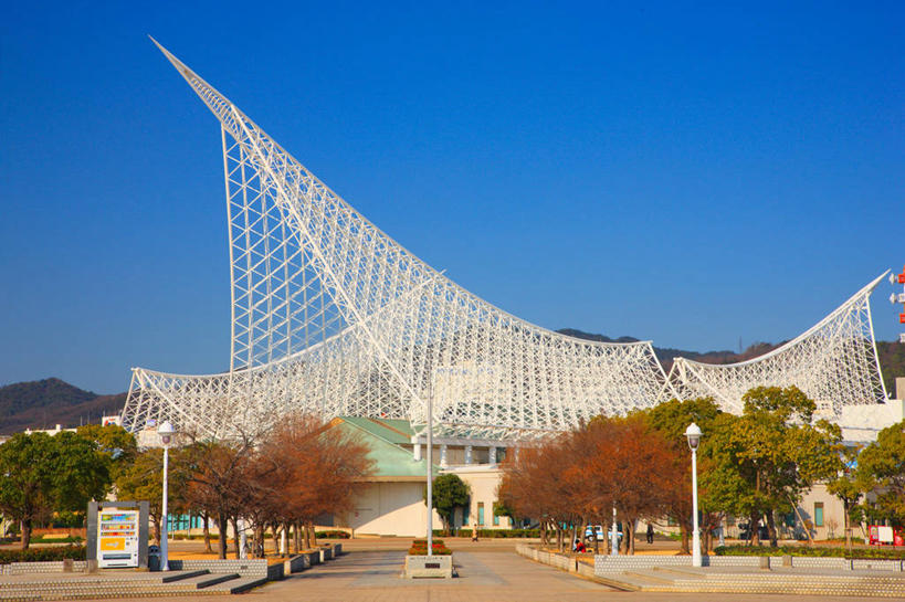 无人,博物馆,横图,室外,白天,正面,旅游,度假,植物,标志建筑,地标,建筑,路灯,照明,日本,亚洲,阴影,研究,光线,影子,灯光,教育,娱乐,建设,灯,树,树木,蓝色,绿色,蓝天,天空,阳光,自然,天,享受,休闲,旅游胜地,放松,生长,晴朗,成长,展览,照亮,照明设备,欣赏,陈列,东亚,本州,万里无云,本州岛,日本国,近畿地方,近畿,兵库,兵库县,神户,神户港,神户海洋博物馆,神户市,神戸,县厅,神戸市,典藏,晴空,晴空万里,彩图