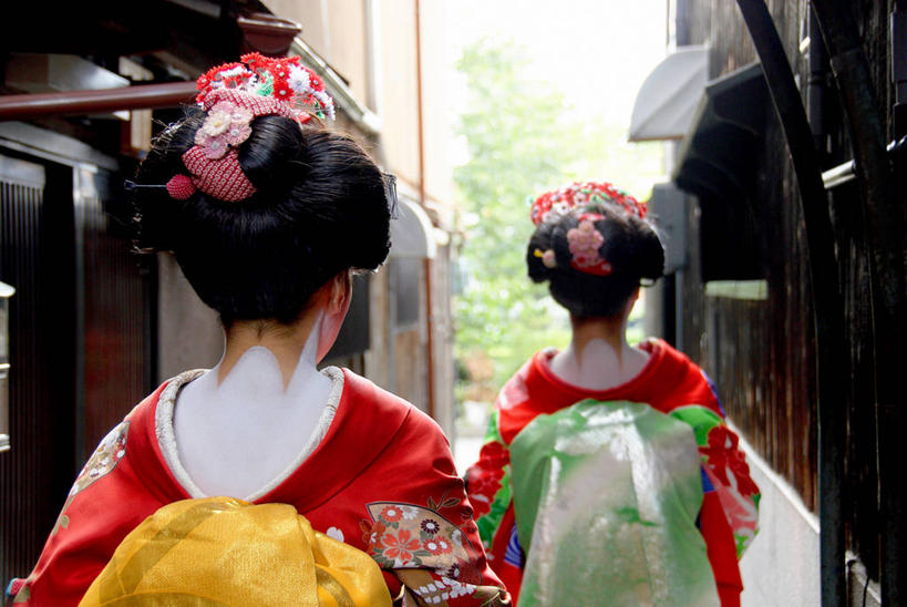 东方人,两个人,伙伴,朋友,家,走,横图,室外,白天,民族服装,友谊,植物,亚洲,和服,装饰,头饰,房屋,屋子,黄种人,发簪,楼房,住宅,树,树木,背面,绿色,自然,发饰,饰品,瓦房,服饰,生长,成长,华丽,修饰,点缀,艺妓,配饰,吴服,唐草,唐花,唐锦,衬托,美观,雅致,雅观,簪子,艺伎,芸妓,芸者,友情,年轻女性,女人,女性,亚洲人,步行,散步,走路,半身,彩图,传统服装,民俗服,房子