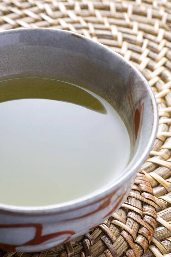 无人,竖图,俯视,室内,特写,白天,幸福,餐桌,茶,桌子,杯子,阴影,朦胧,模糊,反射,影子,陶瓷,绿茶,茶叶,杯垫,陶瓷制品,娱乐,水杯,垫子,享受,休闲,温馨,放松,乐趣,餐台,提神,舒适,醒脑,茶杯,彩图,高角度拍摄,不发酵茶,苦茗